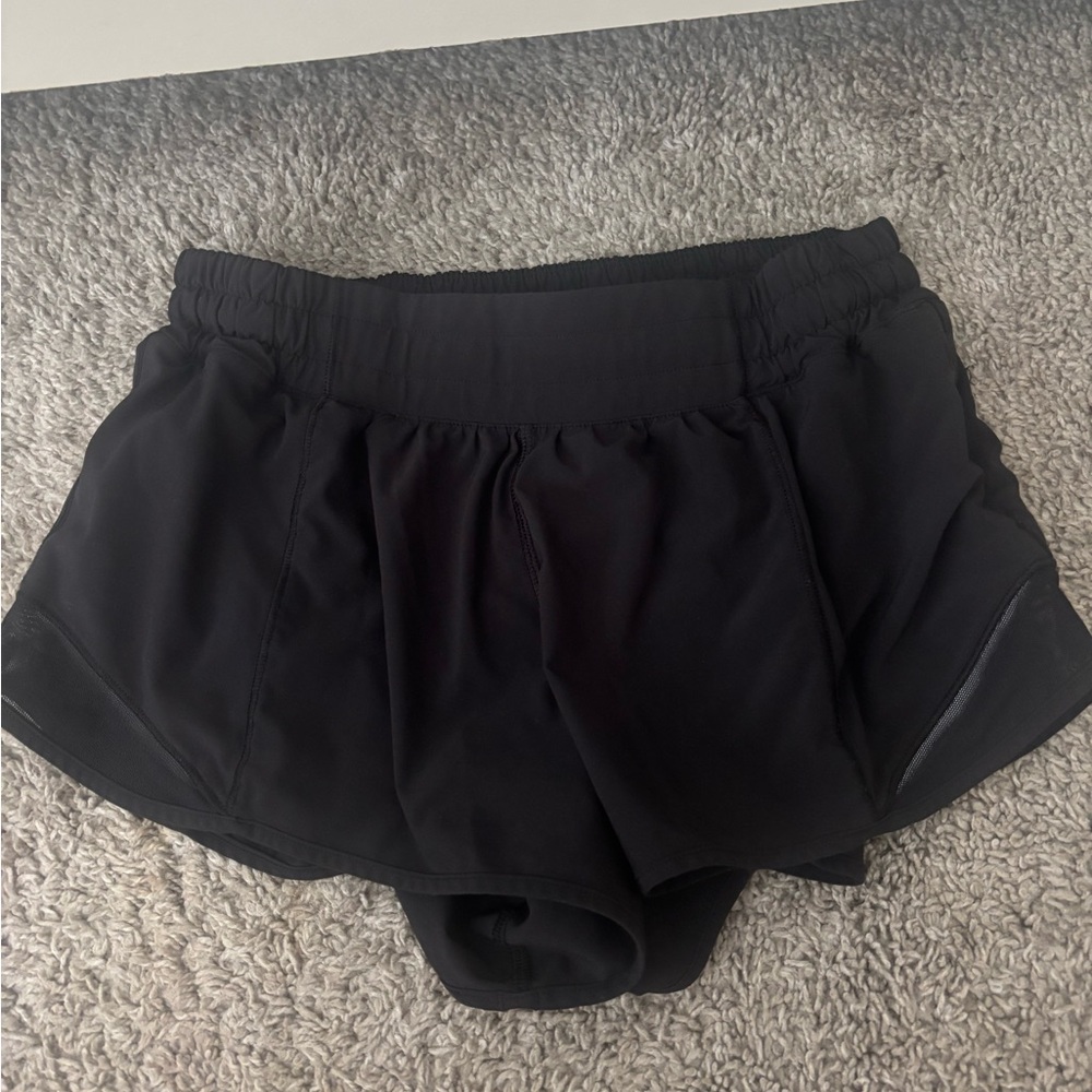 Lululemon Black 2.5 low rise hotty hots